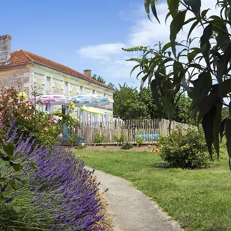 Holiday home Demeure D'alienor Saint-Thomas-de-Conac